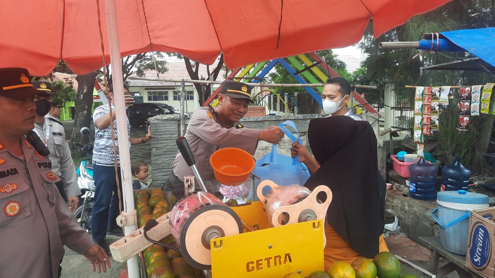 foto: Pembagian paket sembako oleh Polsek Tarumajaya