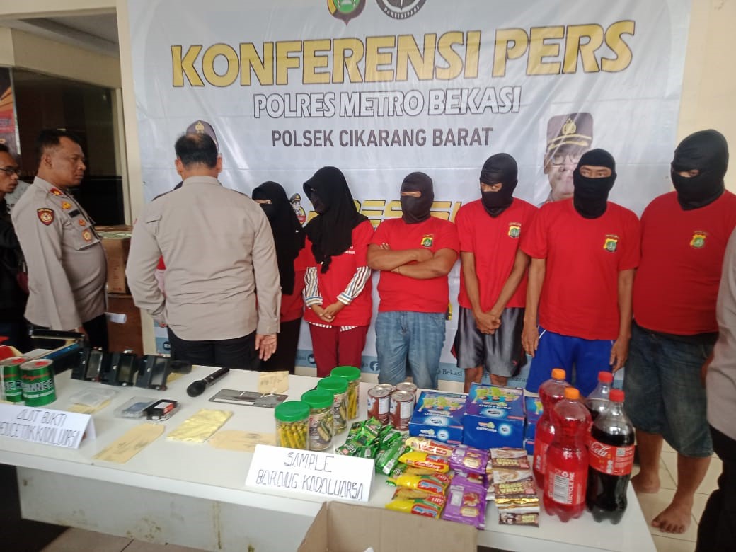 foto: Unit Reskrim Polsek Cikarang Barat Polres Metro Bekasi amankan pelaku penjualan makanan expired