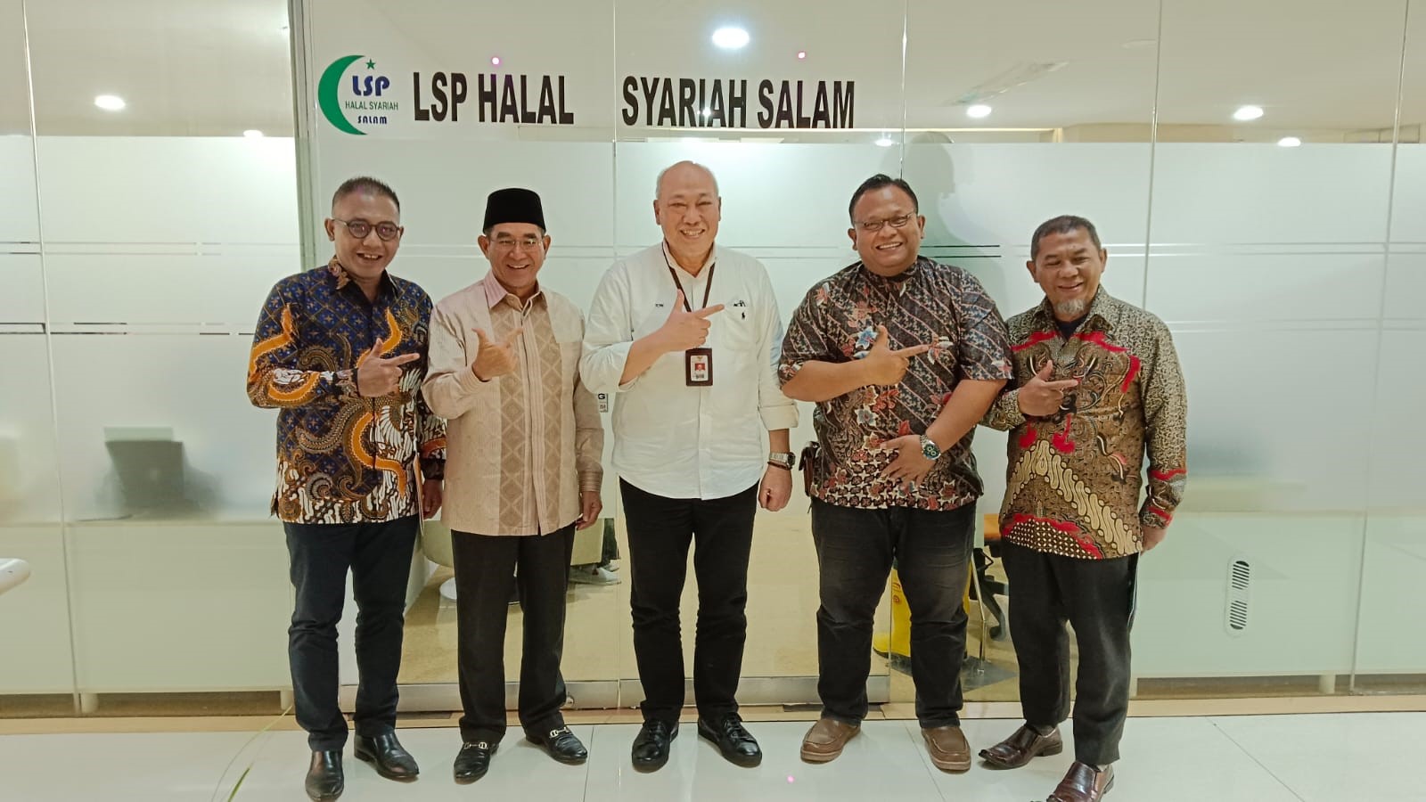 foto: Foto bersama dalam rangka Penyerahan Sertifikasi Halal