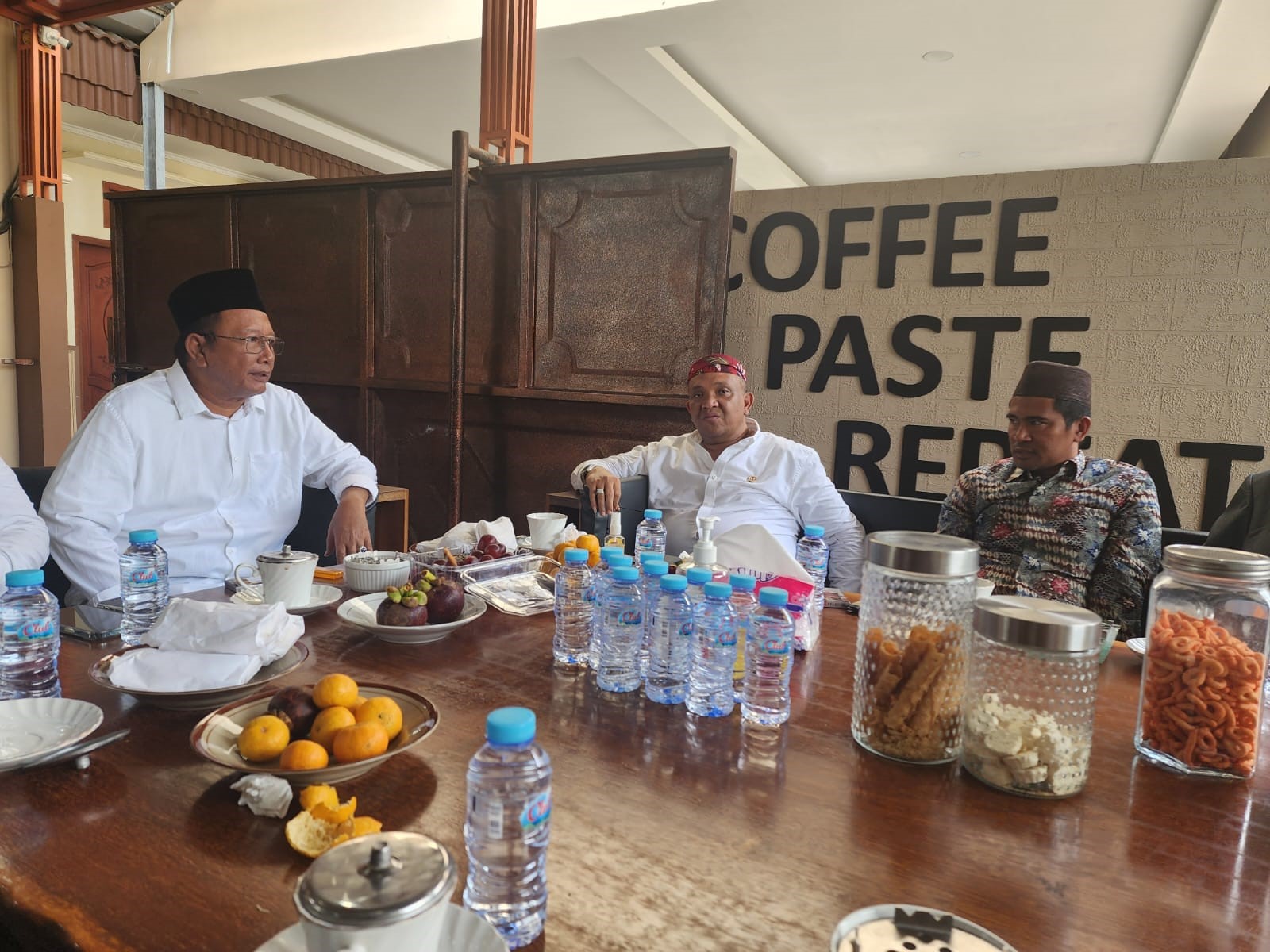 foto: H. soleh (Kiri), Sekjen PBB (Tengah), dan Matur Husyairi (Kanan).