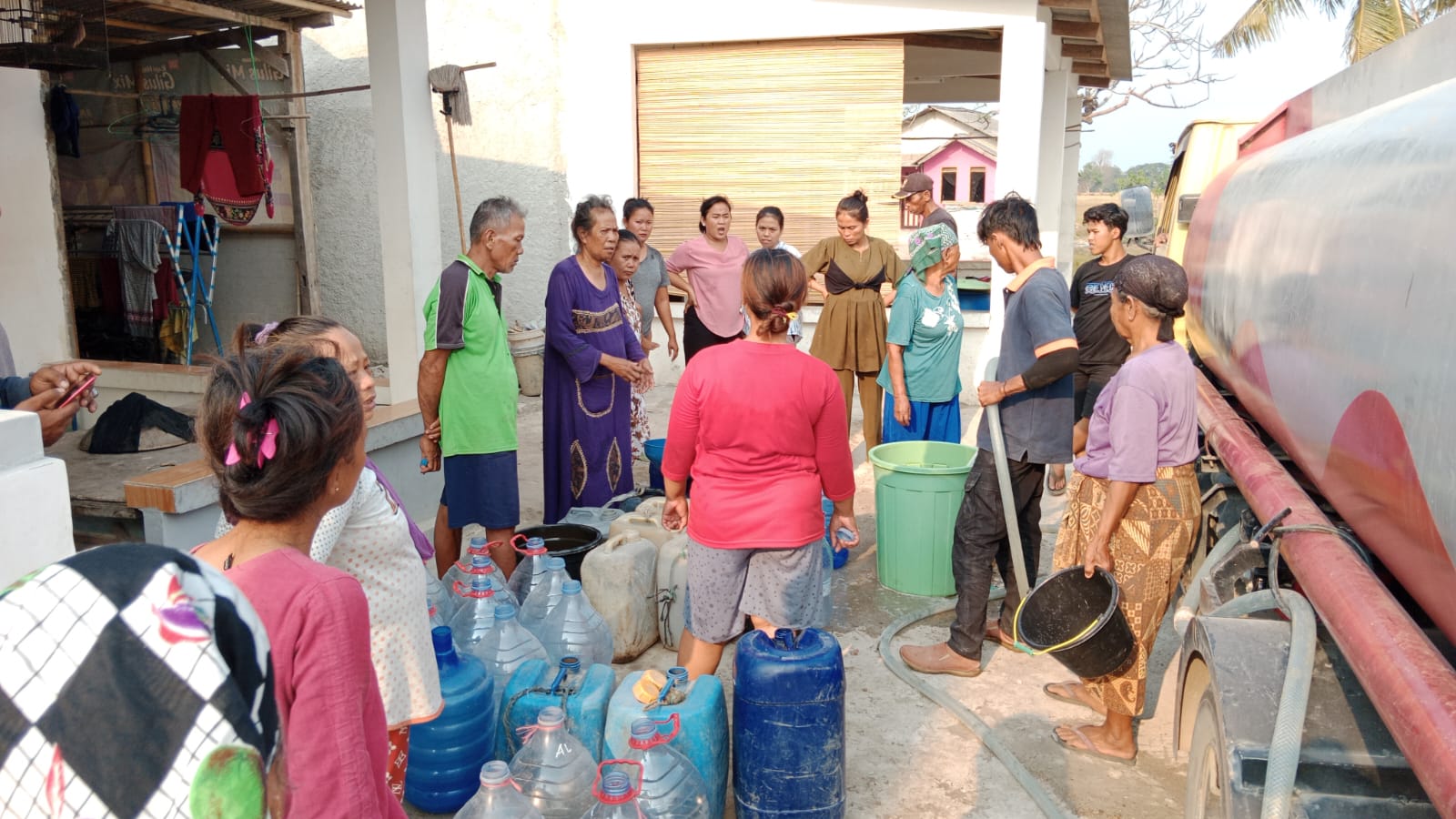 foto: Satnarkoba Polres Metro Bekasi salurkan bantuan air bersih