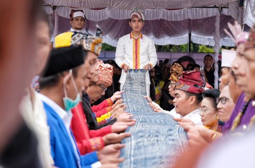 foto: Gibran dinobatkan menjadi keluarga besar Toraja