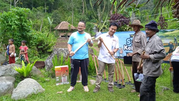 foto: Wakil Komandan Tim Golf Agus Teddy S bagikan cangkul untuk petani