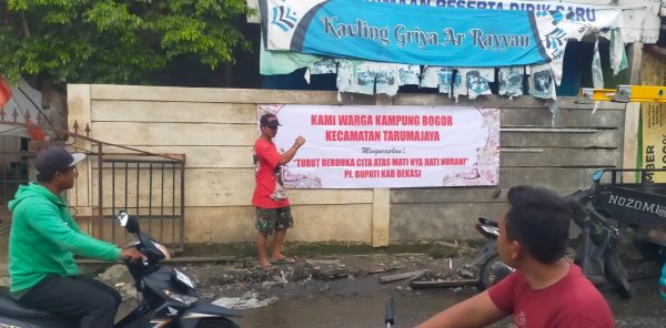 foto: Warga protes kondisi jalan yang tak kunjung diperbaiki