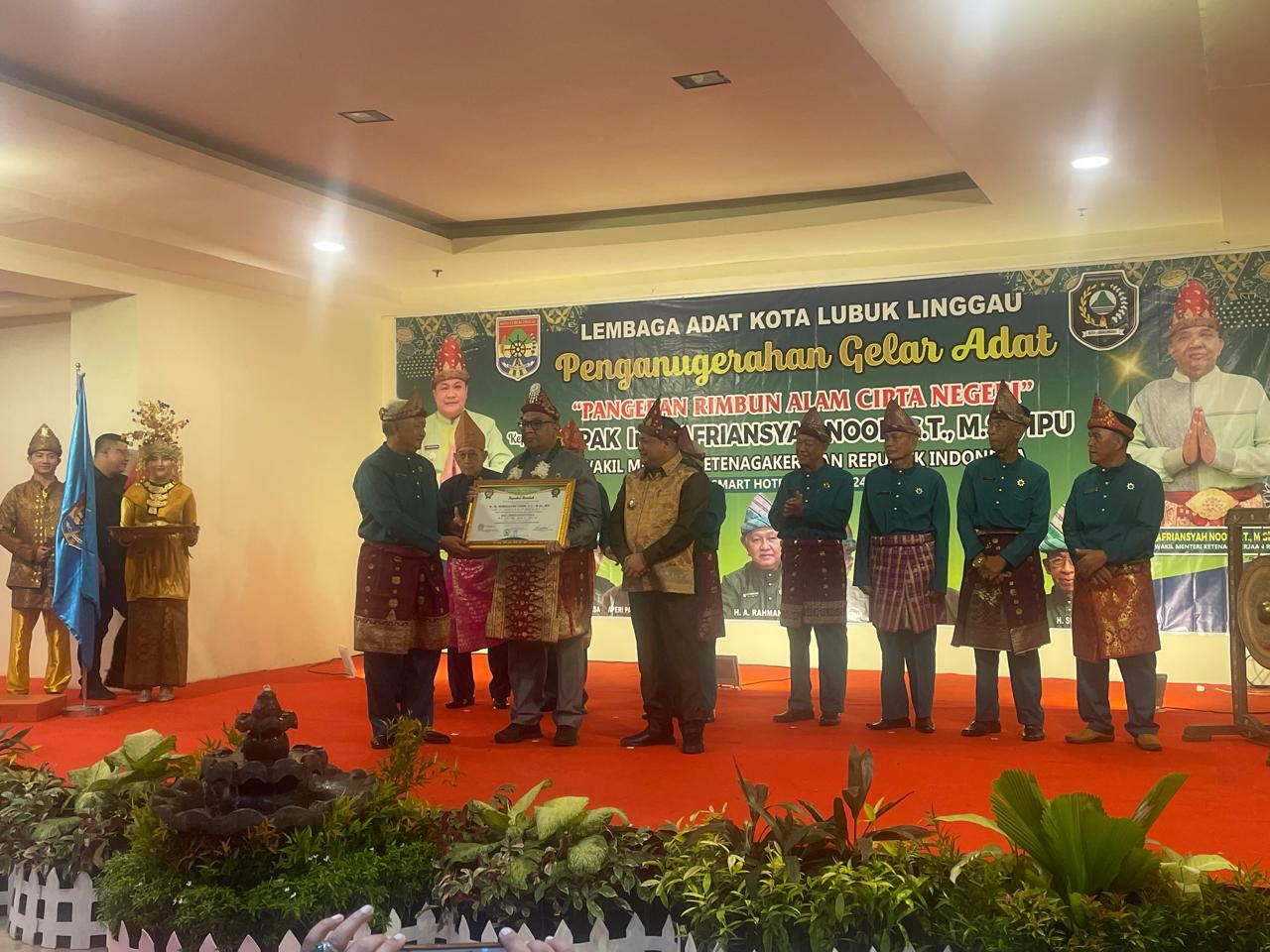 foto: Wamenaker RI mendapat gelar adat dari Lembaga Adat Kota Lubuklinggau