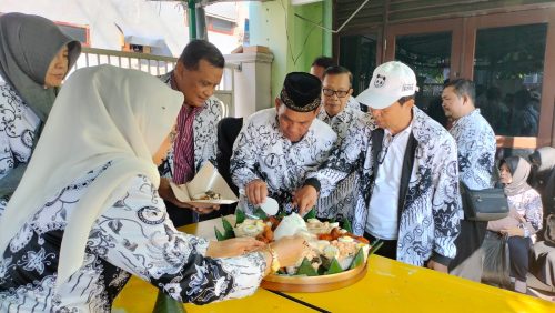 foto: Pemotongan tumpeng oleh Ketua PGRI Jatim Drs. H. Sumartono