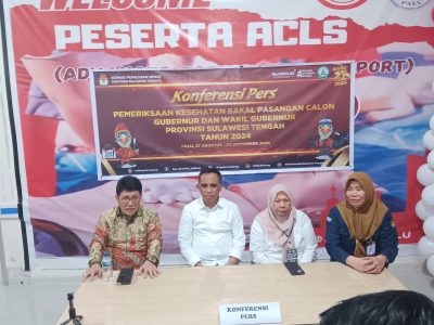 foto: Konferensi Pers Anwar-Reny usai melakukan pemeriksaan kesehatan 