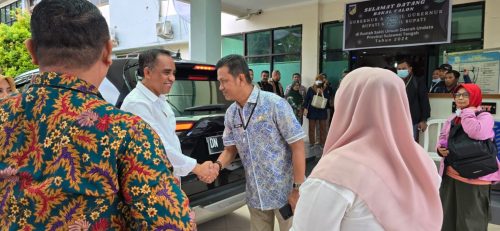 foto: Pasangan Anwar-Reny jalani pemerikasaan kesehatan