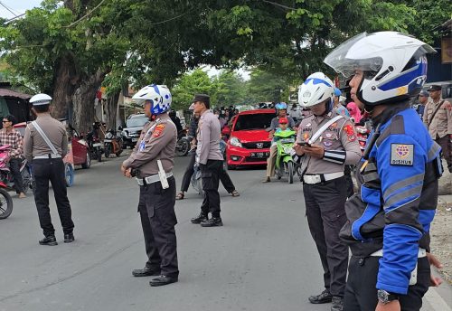 foto: Personel gabungan amankan jalan santai pasangan BERANI