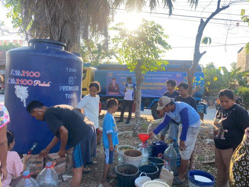 foto: Dinas Cipta Karya & Tata Ruang berikan bantuan air bersih