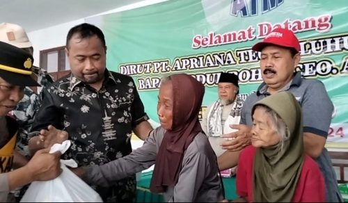 foto: Direktur Utama PT  ATM, Abdul Rohim, didampingi Kepala Desa Glagah Wero, Suryo