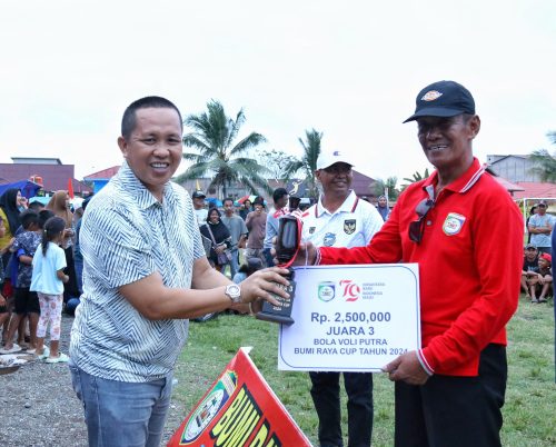 foto: Penyerahan hadiah simbolik kepada juara 3 lomba Bola Volly Putra