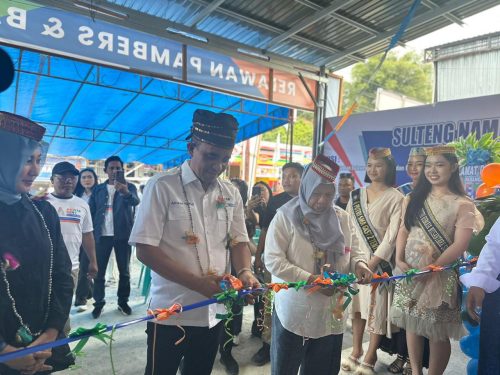 foto: Anwar-Reny resmikan Posko Kemenangan BERANI Pambers (Pamona Bersaudara)