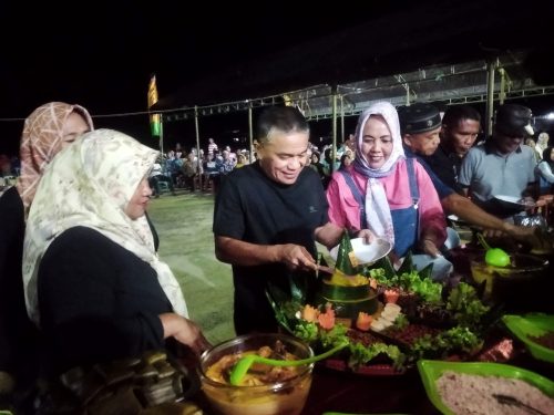 foto: Hadianto Rasyid lakukan pemotongan tumpeng HUT ke-46 Kota Palu