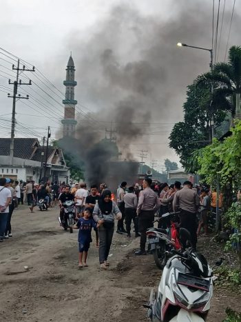 foto: Aksi warga blokade jalan raya Puger Balung (Kamis, 09 Januari 2025)